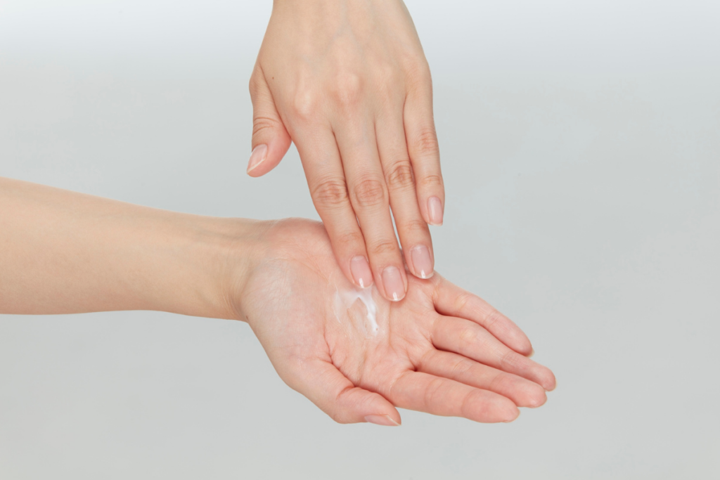 Easy steps to apply antifungal cream in the right way image